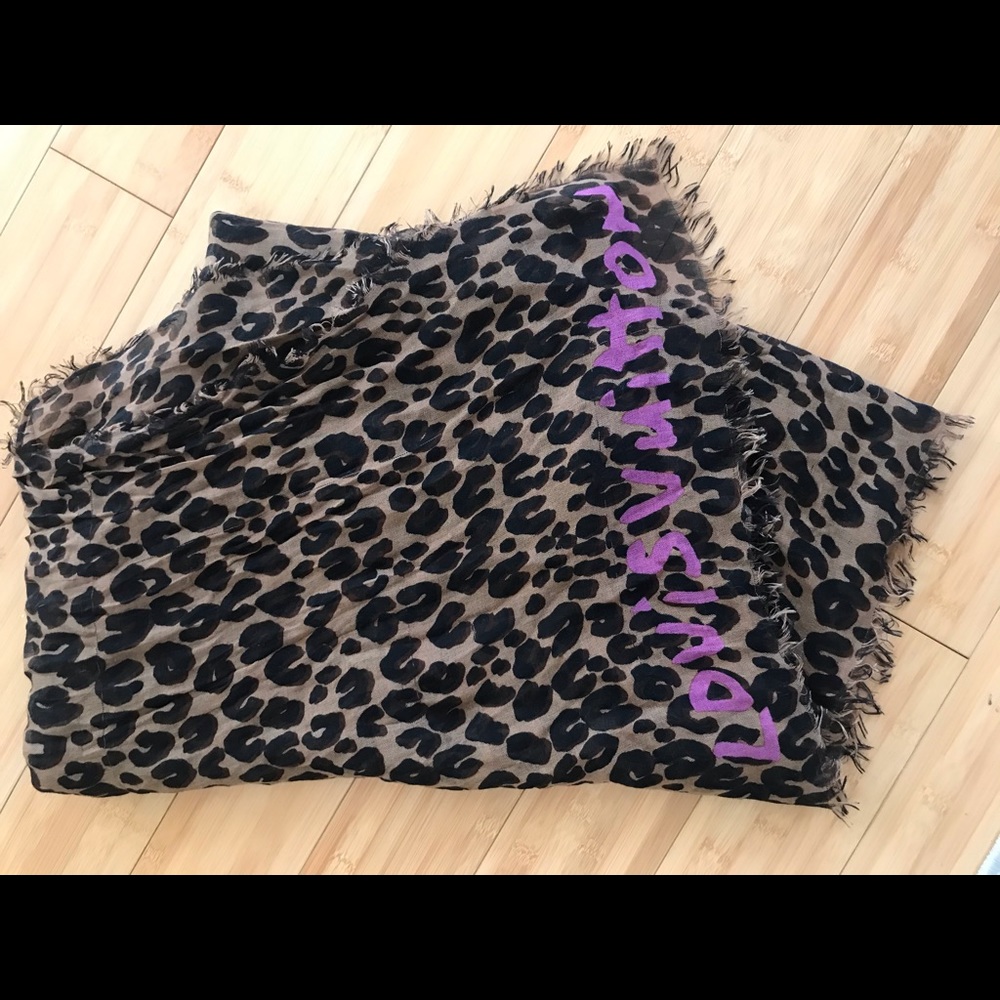 Leopard print Louis Vuitton scarf